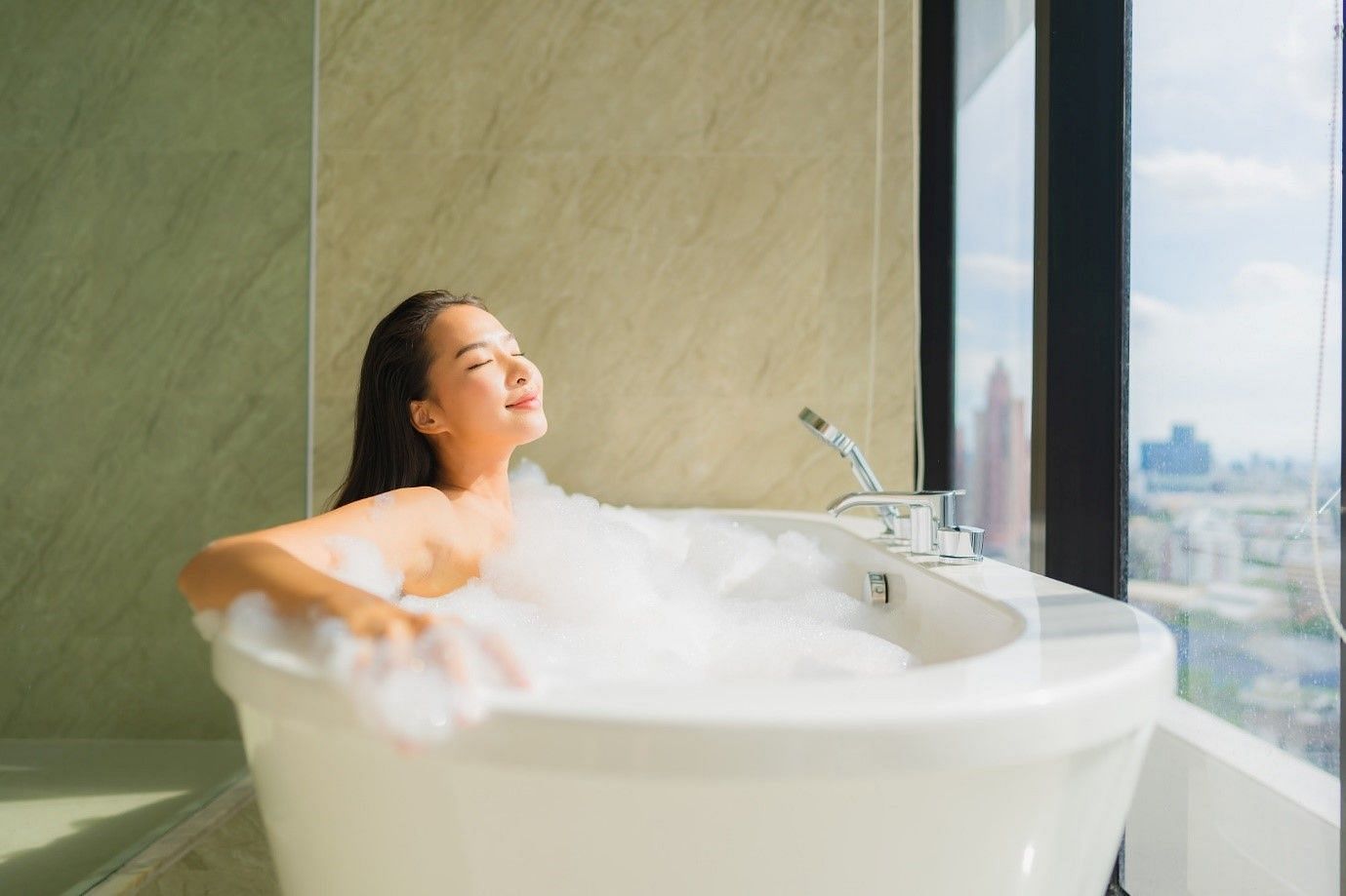 Why should you not use hot water on your skin? (Image by Lifeforstock on Freepik)